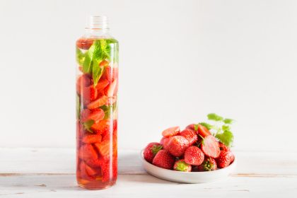 Do's en dont's water met aardbeien bij wandelen