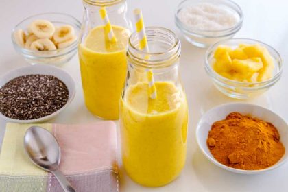 Tropische smoothie met ananas, mango en kurkuma