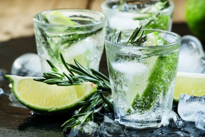 water drinken met kruiden om af te vallen - voorbeeld met rozemarijn en lemon