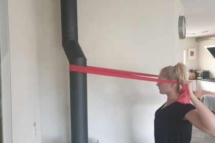 Schouderoefeningen met elastiek