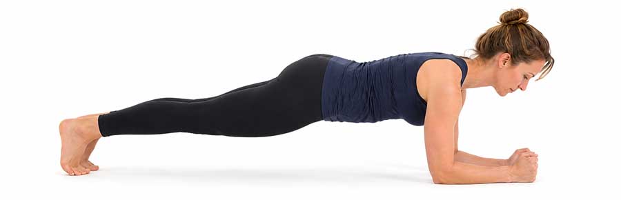 Vrouw doet de plank voor een sterke core en rugspieren.