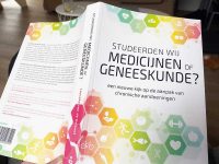 Boekreview: Studeerden wij medicijnen of geneeskunde?