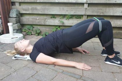Glute bridge, oefeningen met een fitness elastiek