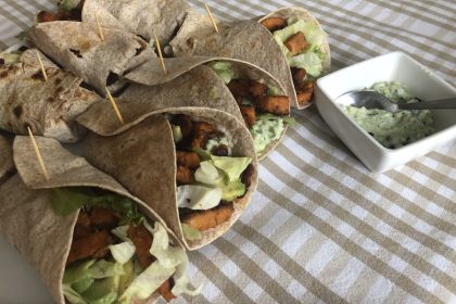 wraps-met-vegetarische-wokstukjes-yoghurt-muntsaus
