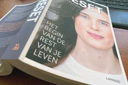 Boekreview Reset, een boek van Lana Bauwens over darmkanker en het herstarten van haar leven.