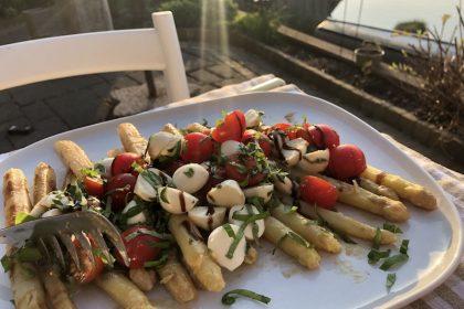 caprese salade gemaakt met witte asperges