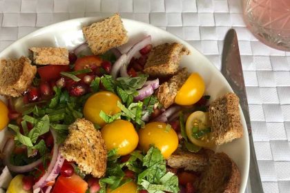 Recept maaltijdsalade met cherrytomaatjes en granaatappelpitjes