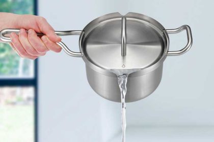 Met een hand een pan afgieten.