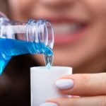 Mondwater en neusspray helpt tegen het coronavirus?