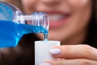 Mondwater en neusspray helpt tegen het coronavirus?