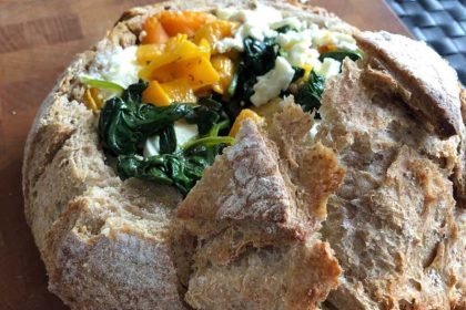 Recept voor gevuld zuurdesembrood met spinazie, paprika en feta