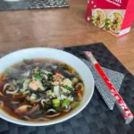 Recept voor ramen: soep met noodles en zalm