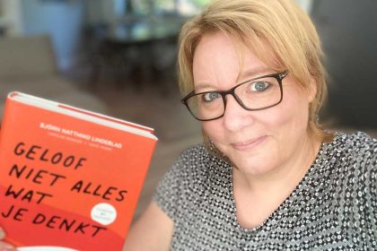 Geloof niet alles wat je denkt. Zweedse bestseller over succesvolle Zweed die zich tot het Boeddhisme bekeert.