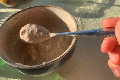 Recept zwarte, zachte knoflooksaus. Gemaakt met zwarte knoflook.