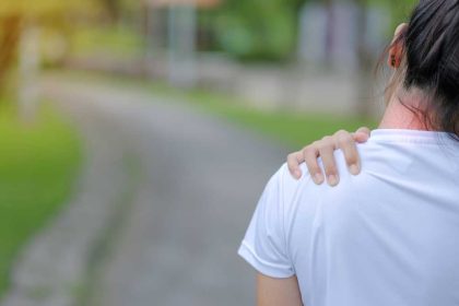 Tips voorkomen nek- en schouderpijn tijdens het wandelen