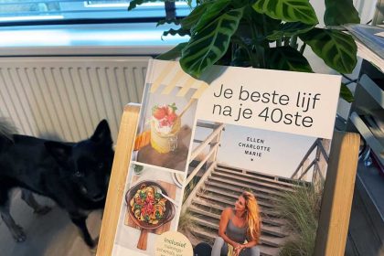 Boek met trainingsschema's voor thuis oefeningen voor vrouwen van 40 plus.