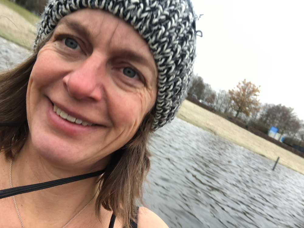 Is winterzwemmen gezond? Vanessa deelt haar ervaring met winterzwemmen in natuurwater