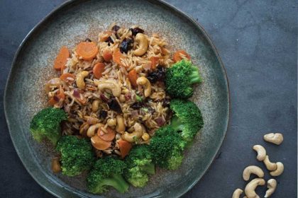 Volkorenrijst met broccoli, pruimen en sinaasappelsap