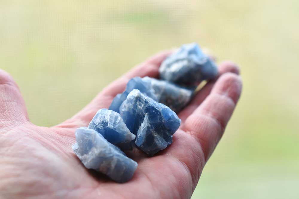 Blauw calciet, een edelsteen die kan helpen bij hoog sensitiviteit