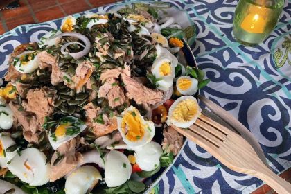 Hoe maak je een lekkere maaltijdsalade met tonijn?