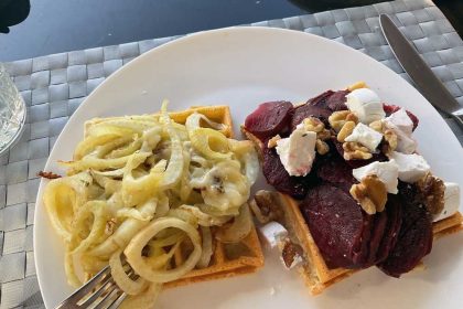 Glutenvrije wafels met een topping van groente.