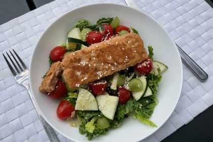 Vegetarische zalm bakken. Een gezond recept met zalm en salade.