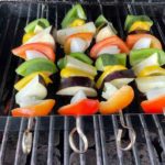 Hoe maak je groentespies voor op de barbecue?