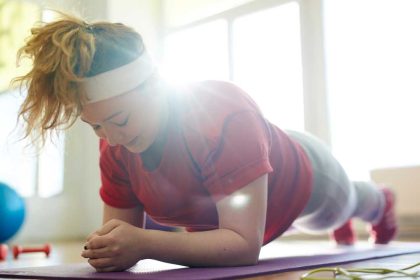 Vrouw die aan het planken is, behorende bij het artikel hoe je je motivatie kunt vasthouden.