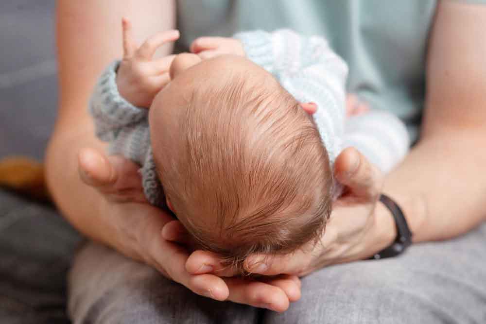 Vader met pasgeboren baby bij artikel over gevolgen van een stressvolle bevalling