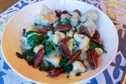 Koolhydraatarm en gezond recept: bloemkool curry met pecannoten