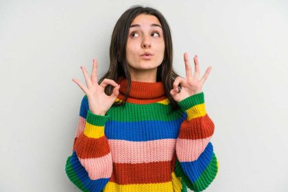Hoe krijg je meer rust in je hoofd en lichaam? Op de foto: vrouw met handen in zenpositie.