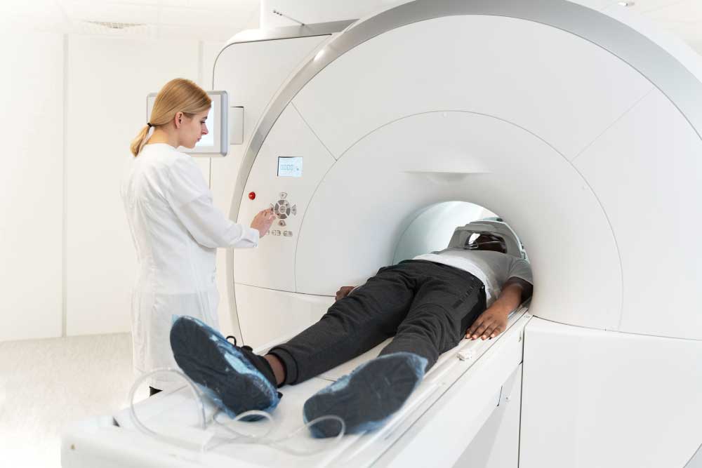 Man in CT-scan bij artikel over het doel van een total bodyscan