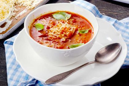 Koolhydraatarme tomatensoep recept. Met geraspte kaas, uien, prei en knoflook!