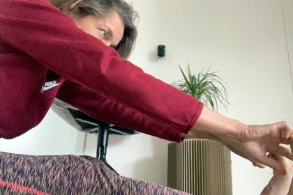 Vanessa bezig met yoga voor haar blog over "In je kracht staan".