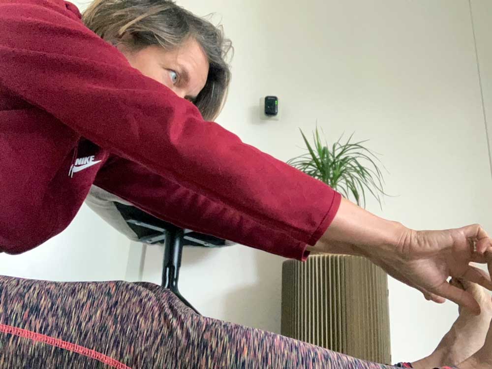 Vanessa bezig met yoga voor haar blog over "In je kracht staan".