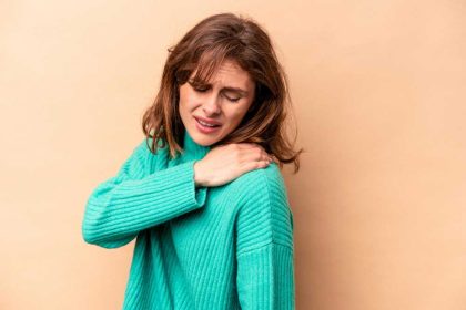 Vrouw met een frozen shoulder.