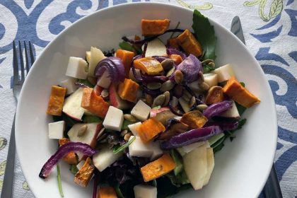 Salade met bataat, appel, ui, geitenkaas en rucola.
