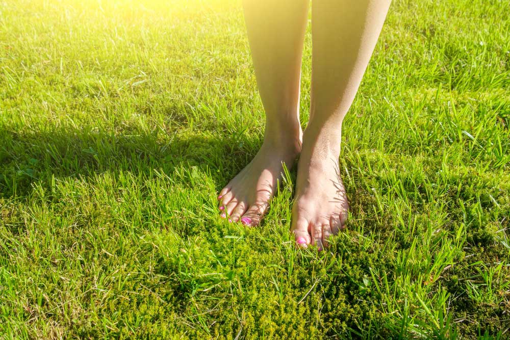 Gezondheidsvoordelen van aarding: met je blote voeten in het gras!