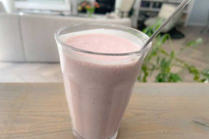 Hoe maak je een gezonde aardbeienmilkshake zonder suiker en met veel eiwitten?
