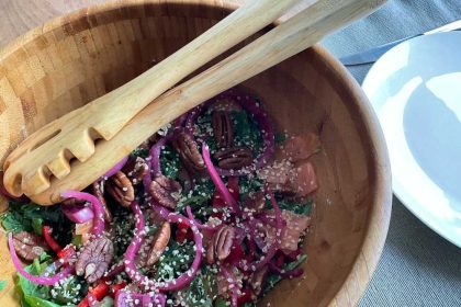 Recept maaltijdsalade met zalm en ingemaakte ui.