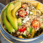 Salade met quinoa, avocado en feta. Lekker, heel gezond en makkelijk te maken. Bekijk het recept.