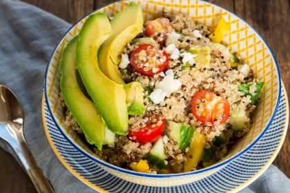 Salade met quinoa, avocado en feta. Lekker, heel gezond en makkelijk te maken. Bekijk het recept.