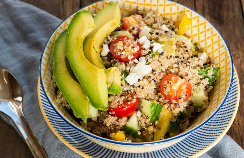 Salade met quinoa, avocado en feta. Lekker, heel gezond en makkelijk te maken. Bekijk het recept.