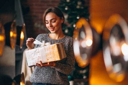 Kerstcadeaus of liefdevolle momenten als cadeau voor een vrouw