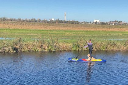Suppen op een groot opblaasbaar SUP board