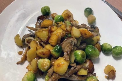 Recept voor gebakken spruitjes en aardappeltjes met kaas en paddenstoelen