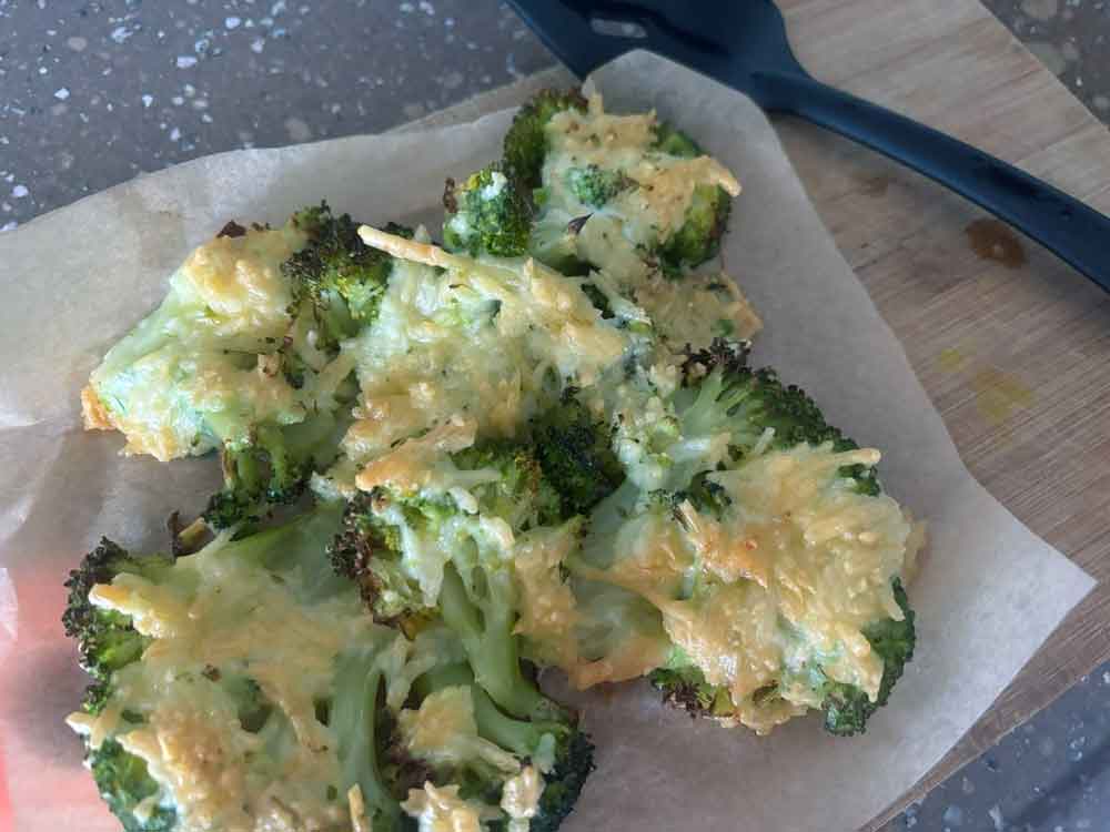 Broccoli met kaas, groentesnacks gemaakt in de airfryer