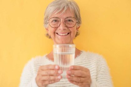 Voldoende water drinken voor ouderen. Waarom is dat belangrijk en hoeveel water drinken per dag?
