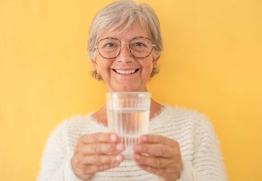 Hydratie: voldoende water drinken voor ouderen. Waarom is dat belangrijk en hoeveel water drinken per dag?