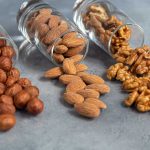 Diverse onderzoeken tonen een verband tussen het eten van noten en een gezond lichaamsgewicht.